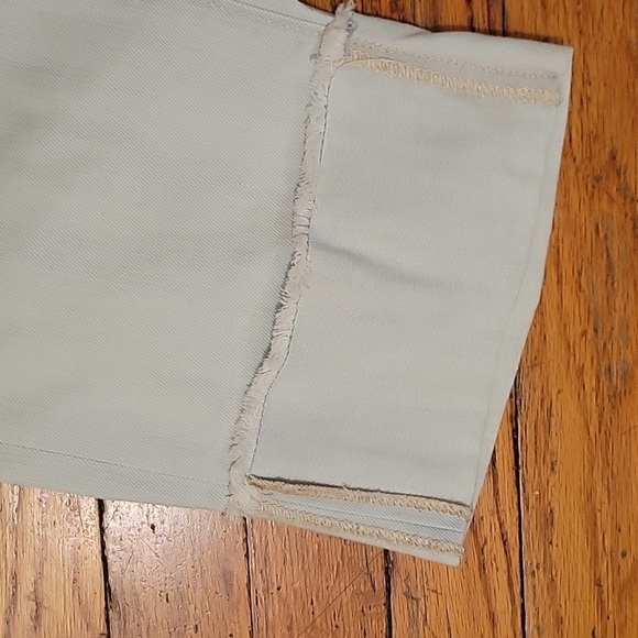 Cropped relaxed fit 7 jeans with contrast stitching. Boho Coastal Casual - Picture 7 of 9